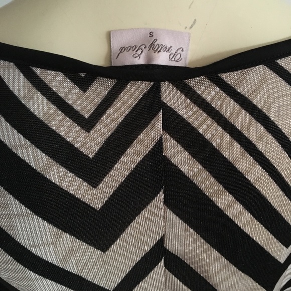 Pretty Good zig zag capsleeve Ruffle Top - Picture 7 of 8